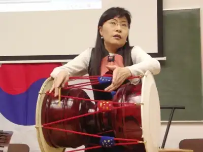Tydzień koreański - Huekyoung Lee demonstruje grę na bębnie czangu