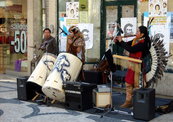 Wszyscy Peruwiańczycy grają folk przy stacji metra!