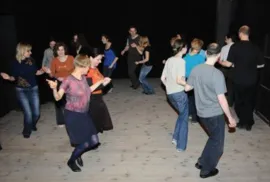 DeeS – رقصات في الدائرة