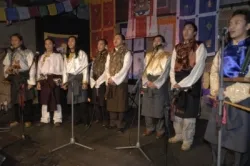 Tybetańczycy podczas koncertu z okazji nowego roku tybetańskiego w 2005r.