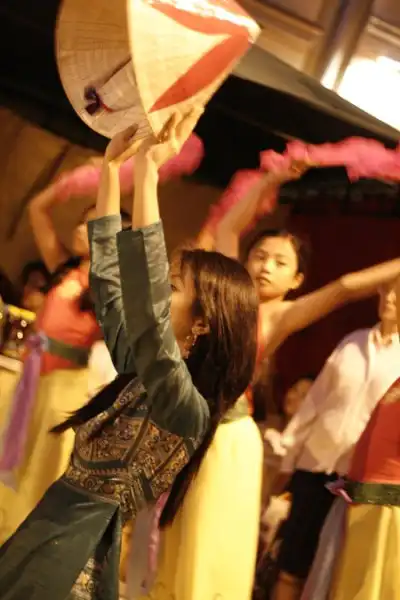 Grupa tradycyjnego tańca wietnamskiego, Autor: Konrad Ziędalski