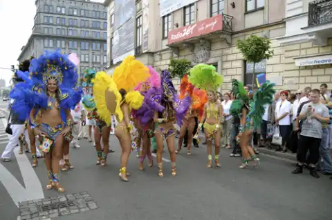 Wraz z pierwszym uderzeniem batucady tancerki zaprezentowały sambę brazylisjką