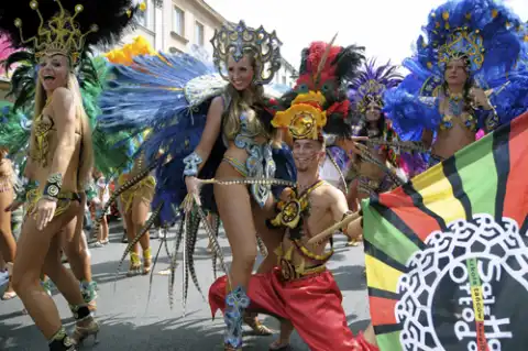 Parada w ramach Festiwalu Bębnów na Nowym Świecie - samba karnawałowa SHO