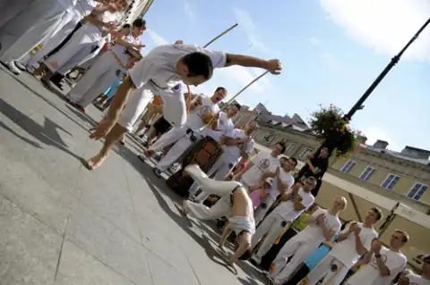 Uliczny pokaz capoeira w wykonaniu grupy FICAG