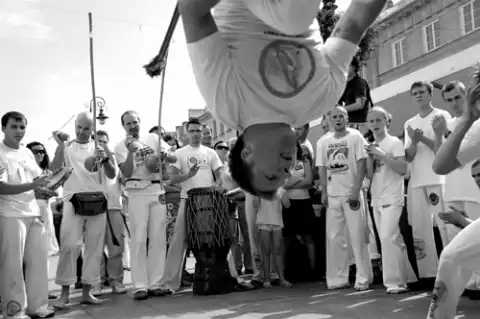 FICAG promuje kulturę brazylijską poprzez capoeira - muzykę, sztukę walki, akrobatykę
