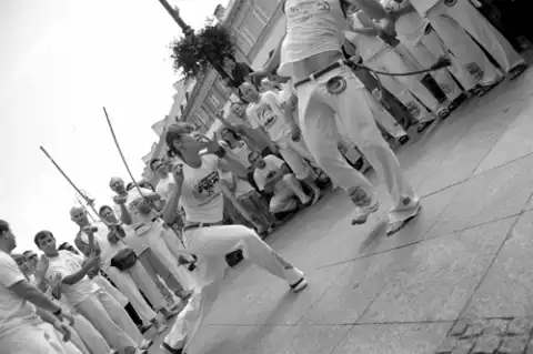 Pokaz capoeira w formie roda - kręgu capoeiristats, w której chór złożony z wszystkich osób wtóruje śpiewem osobie prowadzącej i śpiewającej