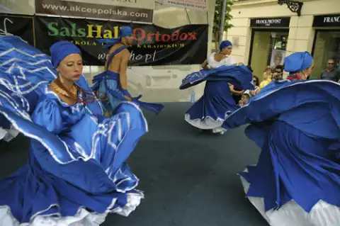 Choreografia 'Yemaya' wykonywana w tradycyjnych afrokubańskiej strojach