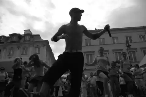 Latino mix, czyli warsztaty tańca na ulicy przygotowane przez Kubę Makowczyńskiego (SHO)