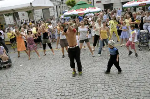 Już na pewno wszyscy potrafią podstawy - warsztaty tańca na ulicy przygotowane przez instruktorów SHO