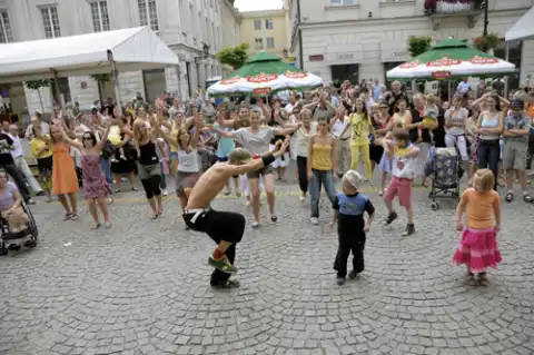 Latino mix, czyli warsztaty tańca na ulicy przygotowane przez Kubę Makowczyńskiego (SHO)