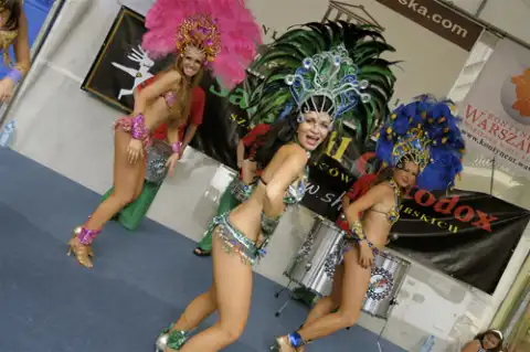Karnawałowe szaleństwo - do choreografii samby karnawałowej gra grupa perkusyjna SalsHall Ortodox