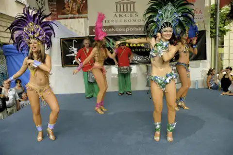 Choreografia 'SAMBAR!' (tańczyć sambę!) w wykonaniu rewii karnawałowej SHO do muzyki batucady na żywo