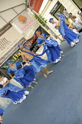 Choreografia 'Yemaya' - kolejne sekwencje kroków tancerzy są zgodnie z afrokubańskim folklorem ściśle skorelowane z rytmem zmieniającym się wraz z kolejnymi wersami pieśni