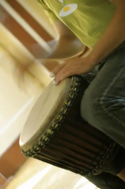 Warsztaty djembe prowadził Kuba Pogorzelski