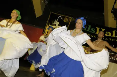 Pokaz Afro-Brasil w wykonaniu tancerzy oraz muzyków SalsHall Ortodox
