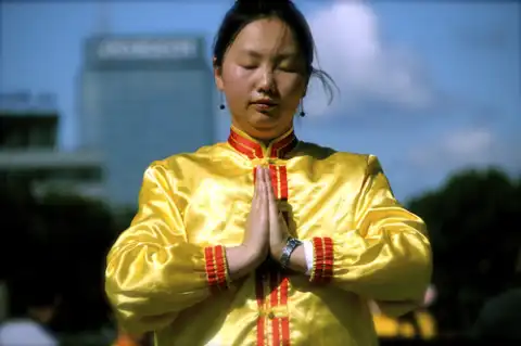 Falun Dafa, znane także pod nazwą Falun Gong, jest starożytną chińską praktyką medytacyjną polegającą na uszlachetnianiu umysłu, ciała i ducha w oparciu o uniwersalne zasady moralne prawdy, życzliwość