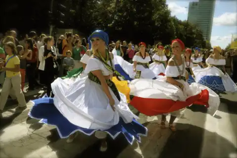 Wielobarwna parada ruszyla ulicą Świętokrzyską