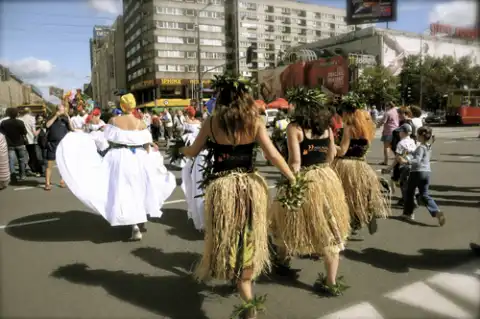 Wielobarwna parada ruszyla ulicą Świętokrzyską - w białych strojach baiany, za nimi tancerki tańca hawajskiego
