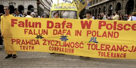 Polskie Stowarzyszenie Falun Dafa, w tle stylizowana łódź Falun Dafa