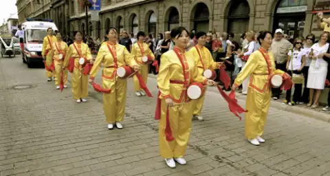 Chiński taniec z bębnami - od wielu pokoleń bęben jest stosowany w obchodach wszystkich głównych świąt w Chinach - Bębniarze Falun Dafa