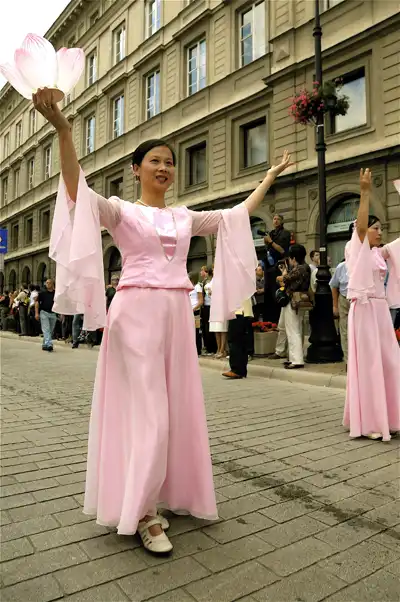 Taniec kwiatów lotosu w wykonaniu tancerek Falun Dafa