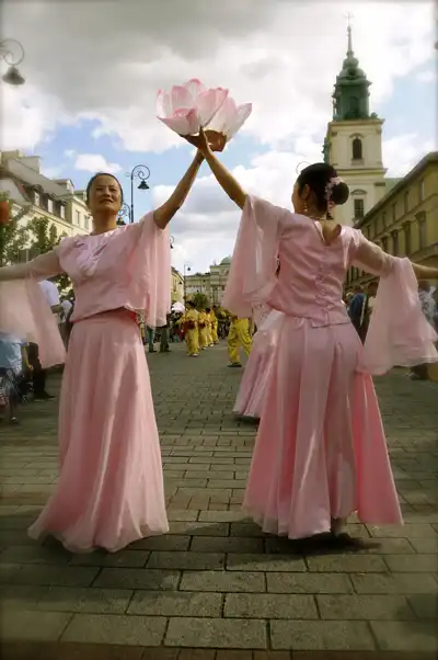 Tradycyjny taniec kwiatów lotosu - Falun Dafa