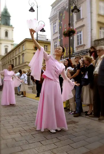 Taniec kwiatów lotosu - w krajach Azji kwiat lotosu reprezentuje nieskazitelność, pomimo tego że rozkwita na bagnach i stąd postrzegany jest jako symbol najwyższej cnoty i czystości (Falun Dafa)