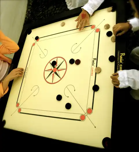 Indyjski carrom - gra zwana często 'indyjskim bilardem'