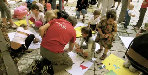 Rodzice najmłodszych uczestników Street Party pomagali w montażu prac i tworzeniu Galerii