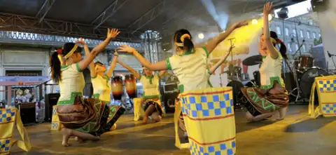 Taniec wietnamski w wykonaniu grupy Sen Trắng (Biały Lotos)
