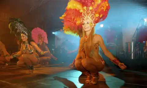 Choreografia 'Sambar!' (tańczyć sambę!) w wykonaniu rewii karnawałowej SHO do muzyki batucady na żywo