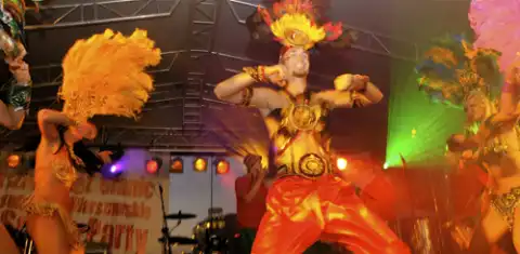  Karnawałowe szaleństwo - do choreografii samby karnawałowej gra grupa perkusyjna SalsHall Ortodox 
