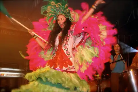 Samba karnawałowa: Dança Brasil - Brazylijska Rewia Taneczna Joanny Marków oraz zespół samba-reggae Miçanga