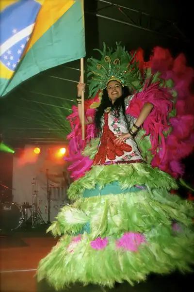 Brasil! - strój karnawałowy z właściwym sobie karnawałowym przepychem - Dança Brasil