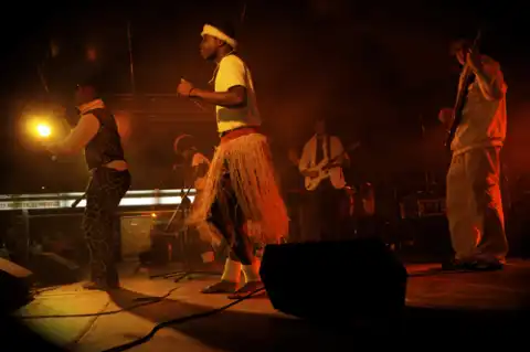  Mekekele Show przy akompaniamencie bębnów - Ricky Lion & Bongo Bongo