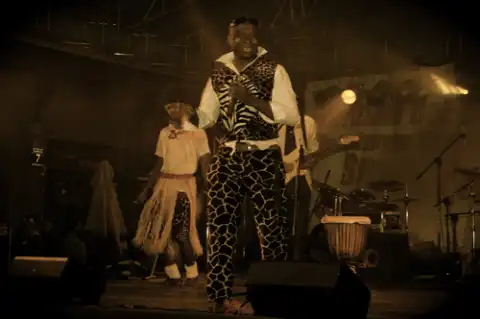  Mekekele Show przy akompaniamencie bębnów - Ricky Lion & Bongo Bongo