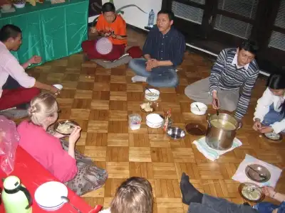 Część społeczności tybetańskiej podczas wspólnej kolacji w Warszawie przed Nowym Rokiem
