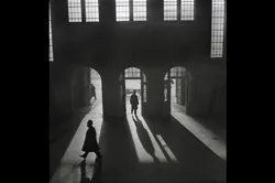 Wnętrze dworca kolejowego Anhalter Bahnhof w pobliżu Potsdamer Platz w Berlinie], przełom lat 20. i 30. XX wieku.