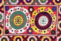 Fragment tkaniny suzani
