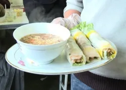 L'art vietnamien de faire des rouleaux: un Saigon culinaire en Pologne